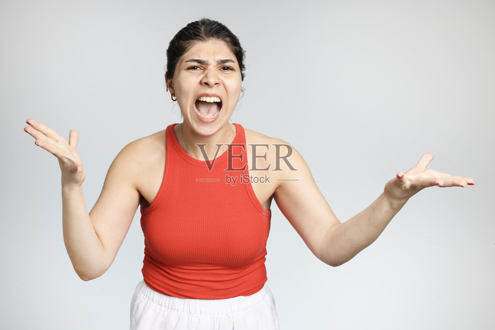 那个女人很生气，张开双手大喊大叫照片摄影图片
