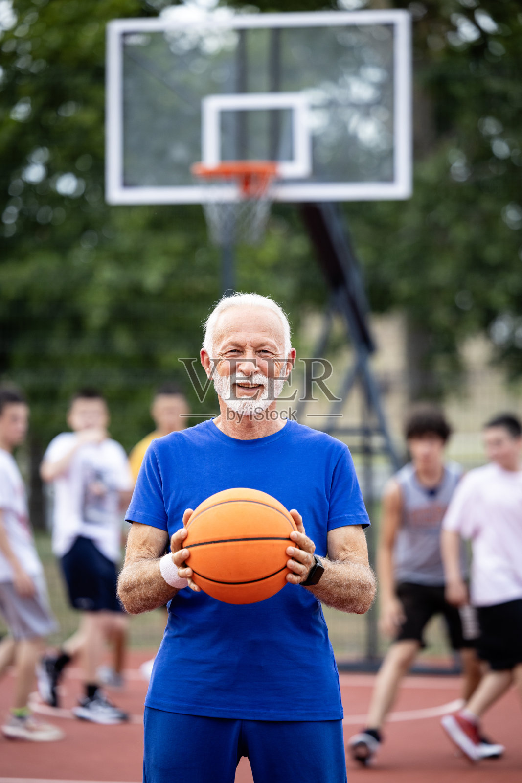 经验丰富的篮球总教练的肖像。照片摄影图片