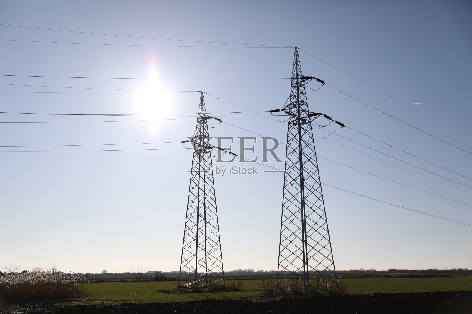 以天空为背景的野外高压电力线照片摄影图片