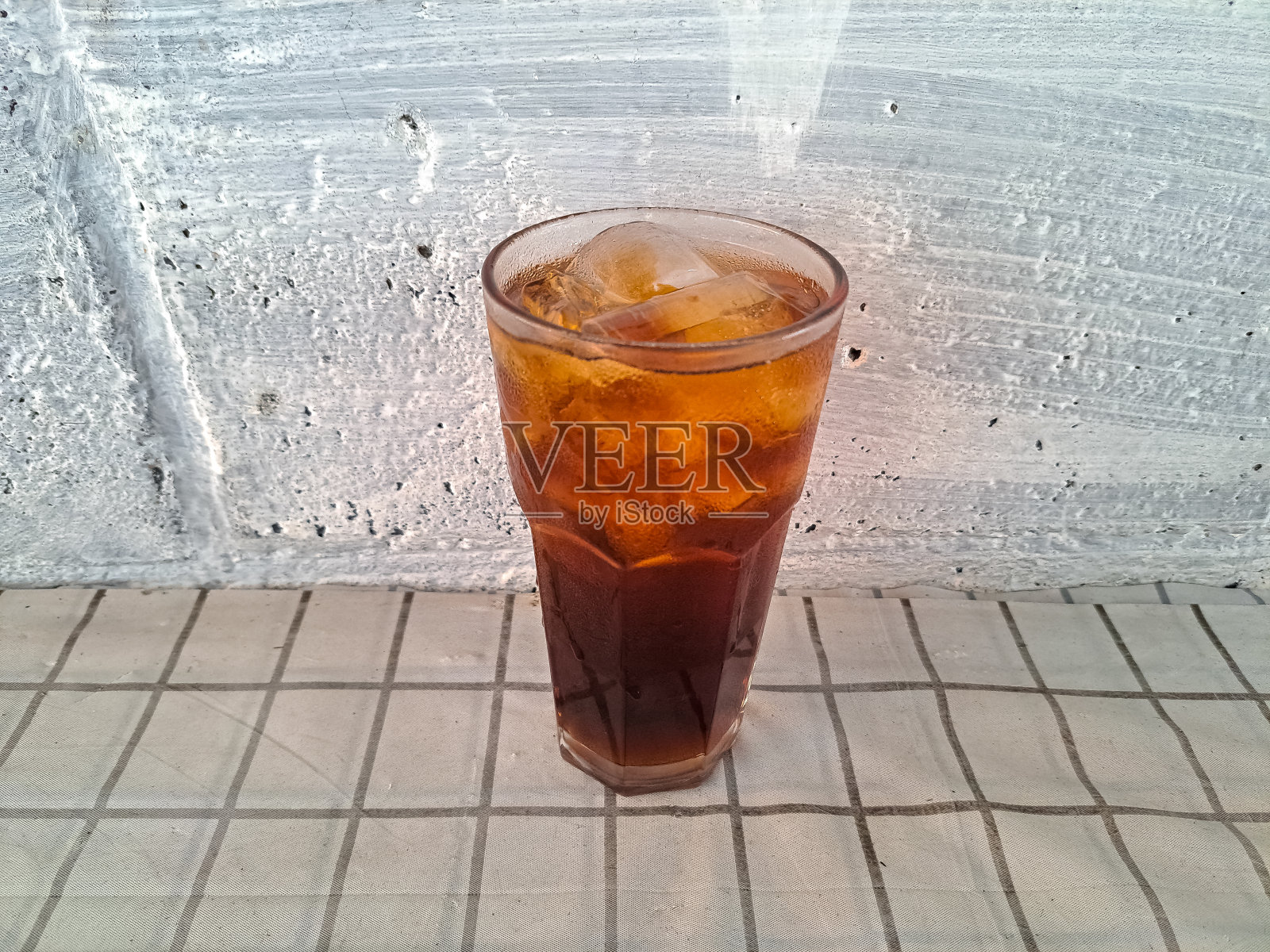 玻璃杯里的冰茶。Minuman Es Teh Segar Dalam Gelas。饮料菜单。照片摄影图片