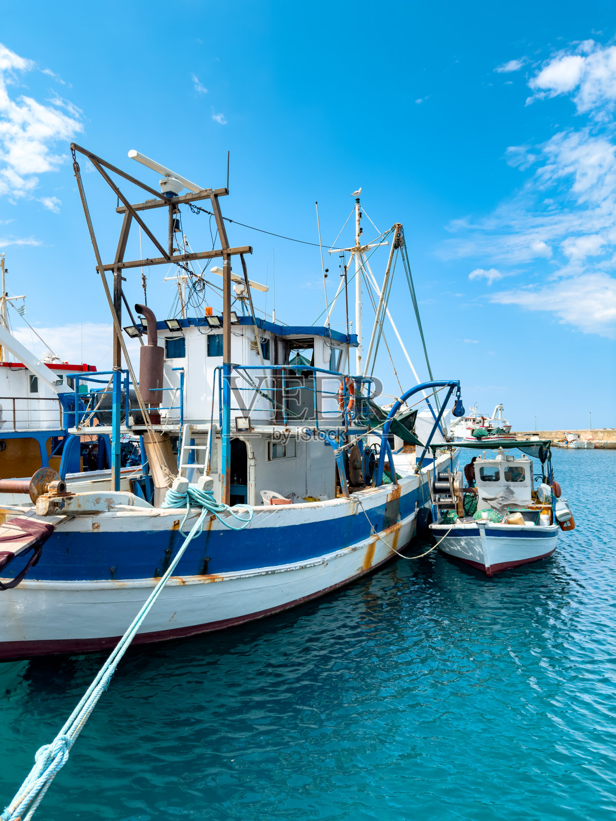 希腊爱琴海萨莫色雷斯萨莫色基岛的传统港口Kamariotissa和渔船照片摄影图片