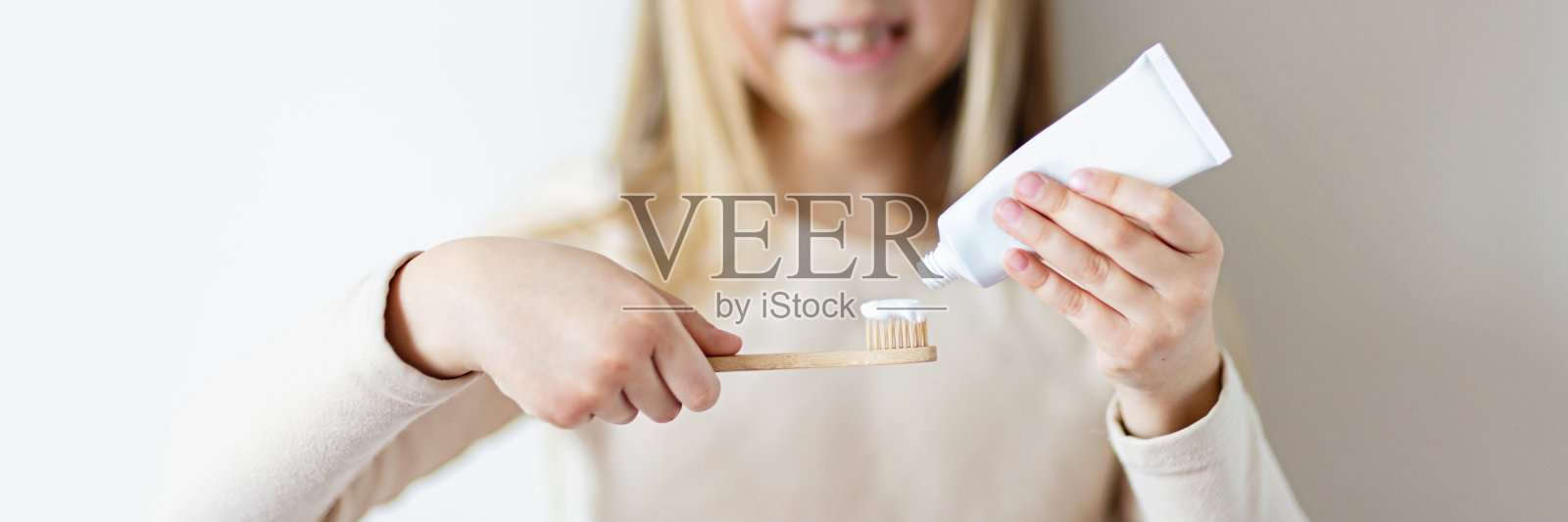 女孩使用牙刷的腹部照片摄影图片