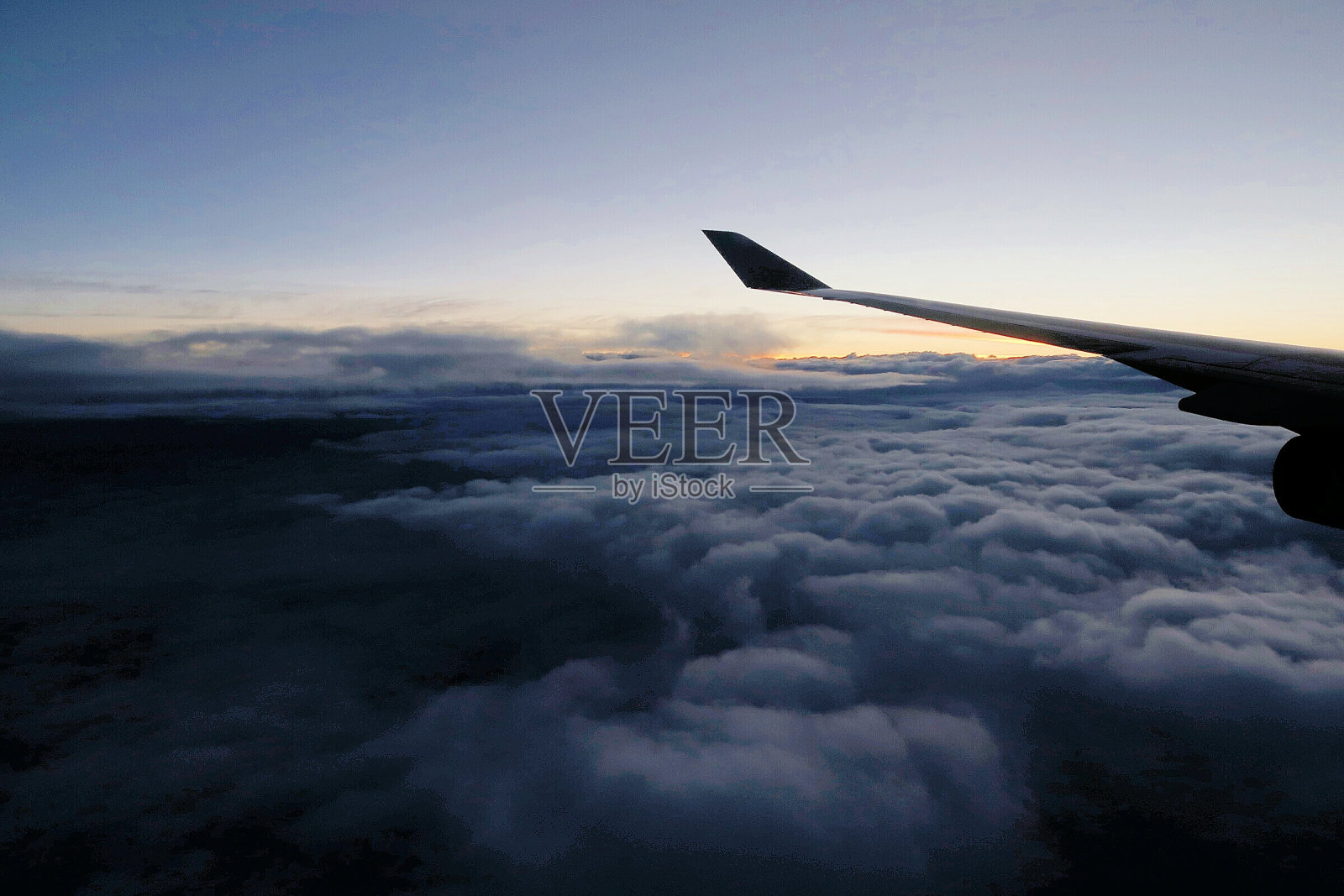 飞机在空中飞行的低角度视图照片摄影图片