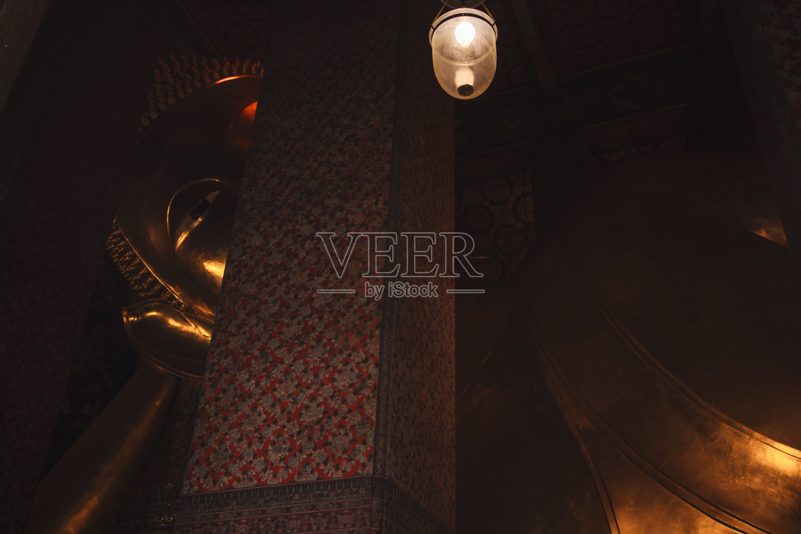 亚洲旅游概念与金色佛像和古老的内部建筑在泰国寺庙照片摄影图片