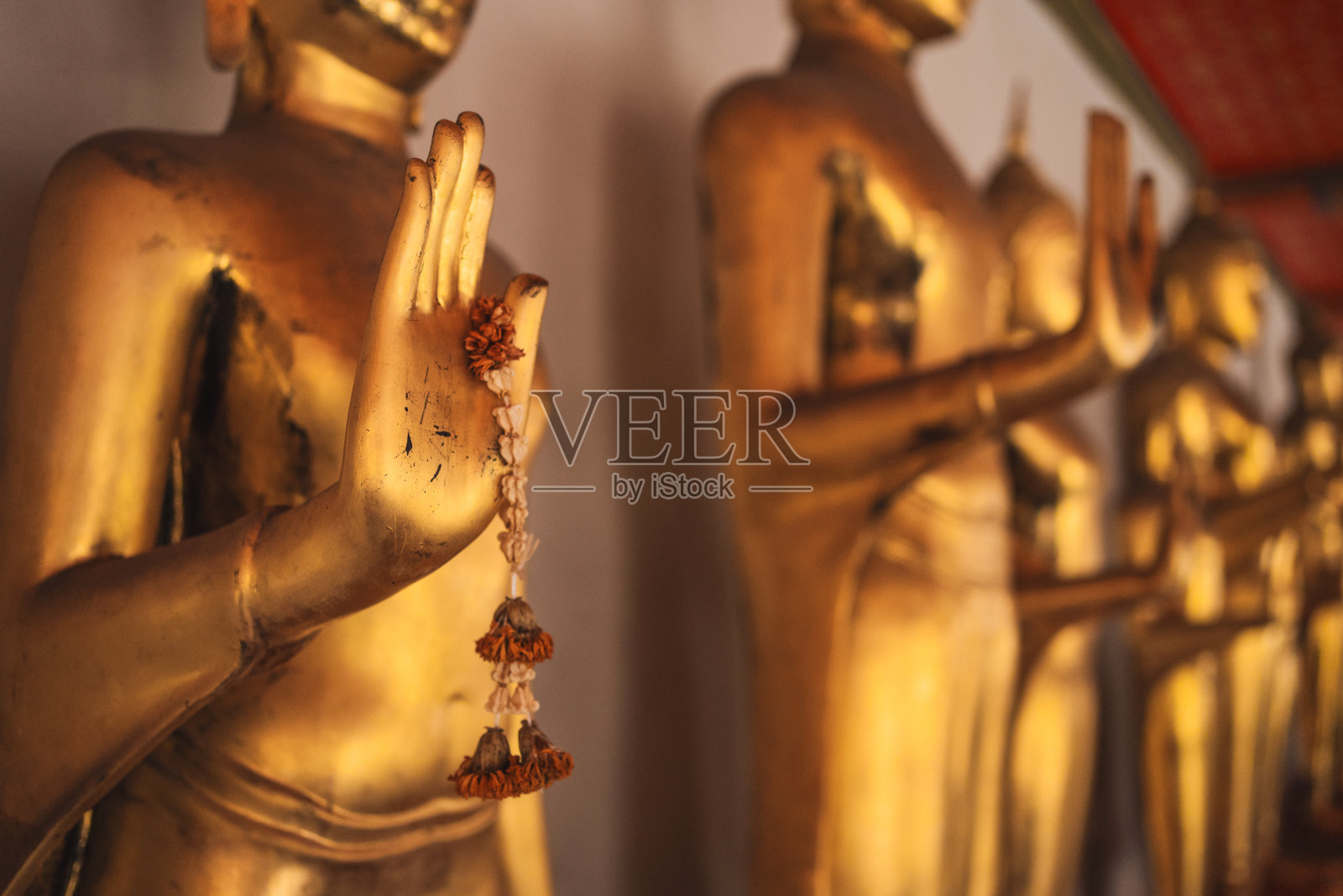 亚洲旅游概念与金色佛像和古老的内部建筑在泰国寺庙照片摄影图片