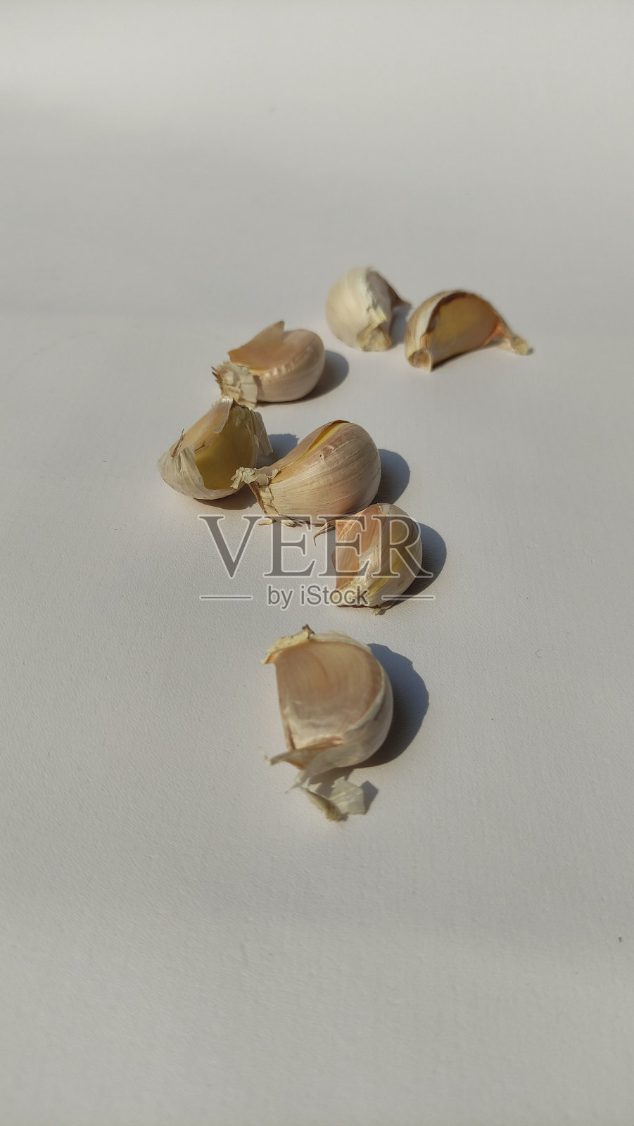 白色背景上的大蒜特写照片摄影图片