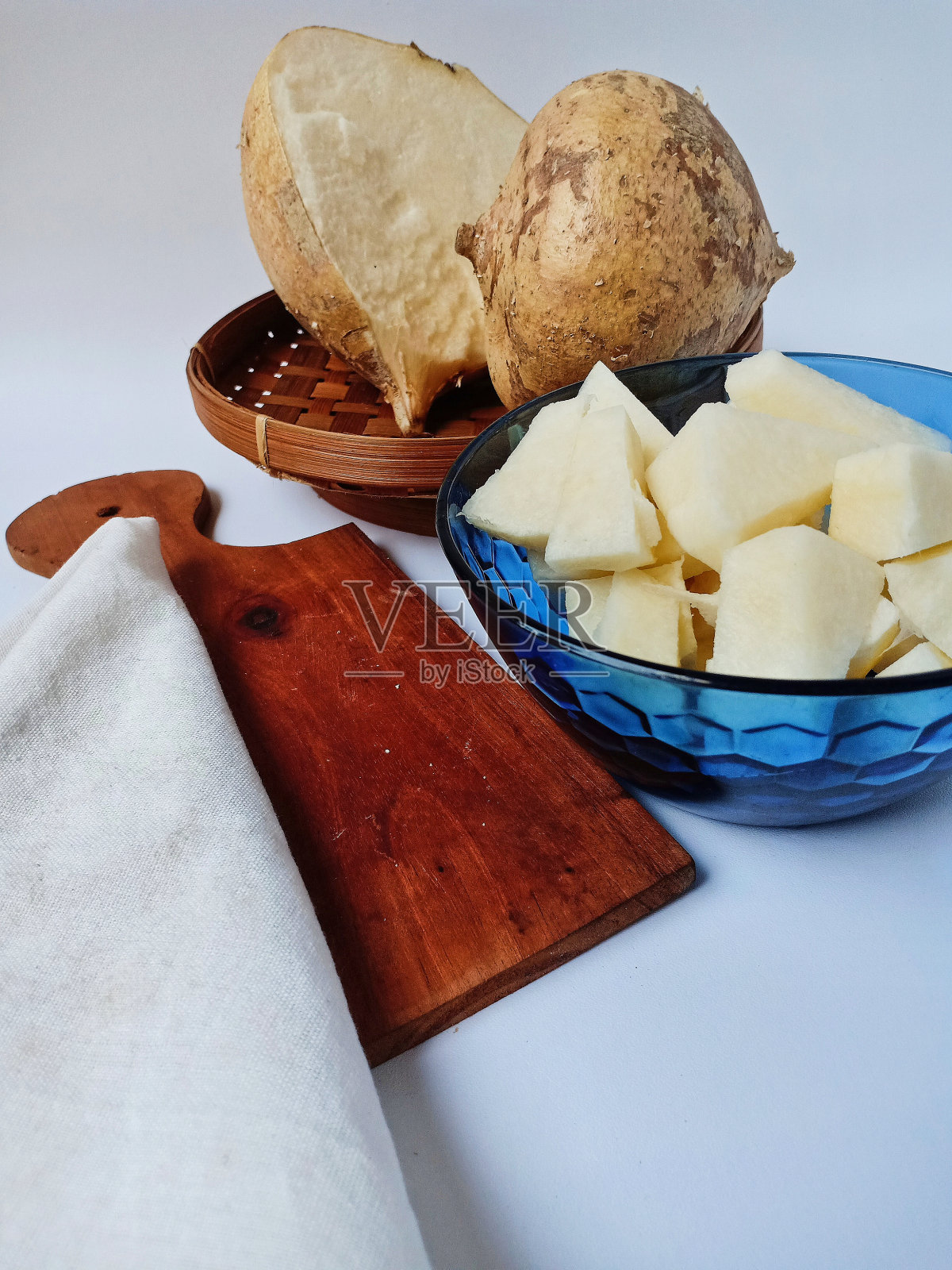 白底清新甘甜的豆薯特写照片摄影图片