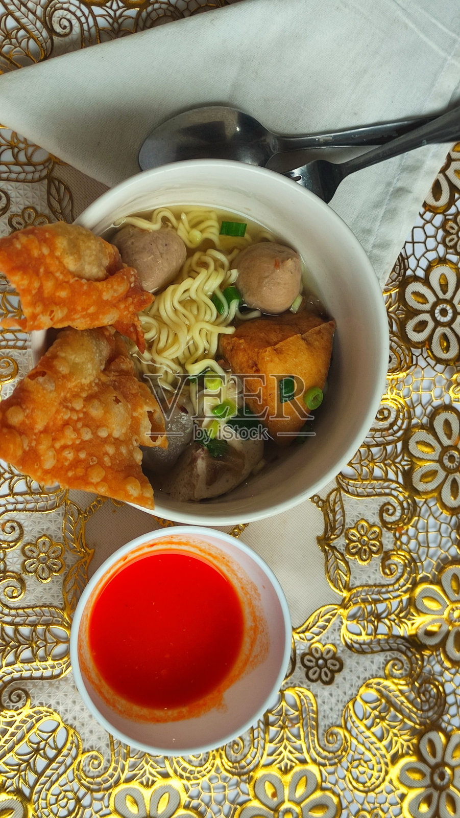 巴索麻郎是一种由圆肉和面条组成的菜。不同之处在于加入了煎饺皮和煎豆腐。这道菜经常在东爪哇的玛琅市和玛琅摄政找到。照片摄影图片