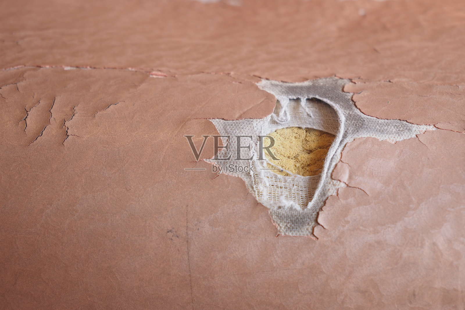 damage沙发上有裂纹的皮革。照片摄影图片