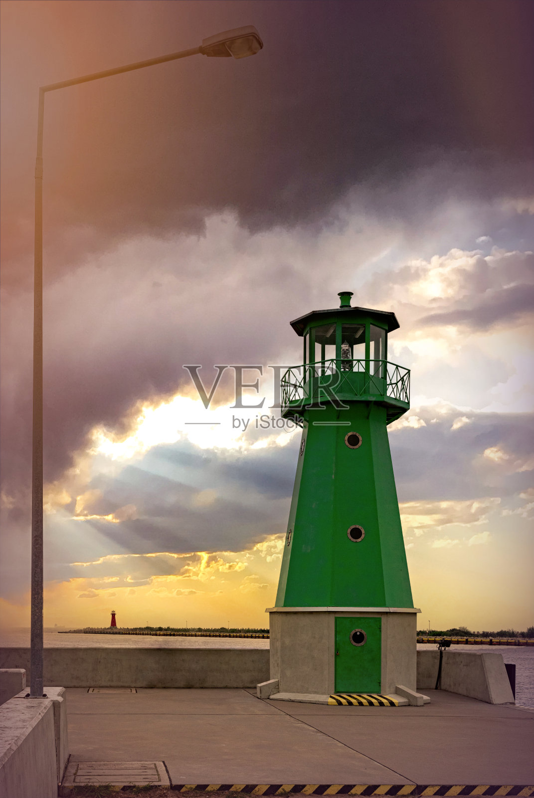 复古的灯塔在夕阳天空的背景照片摄影图片