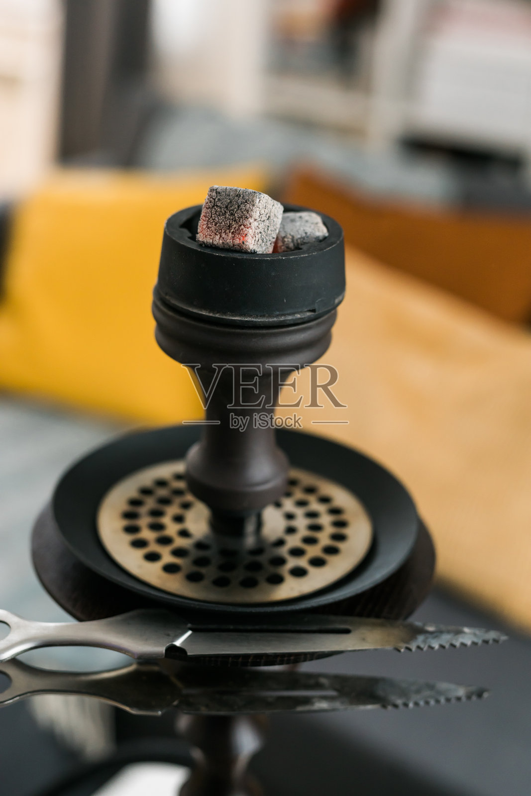 水烟是在室内自然光下近距离吸烟和休闲的热煤照片摄影图片