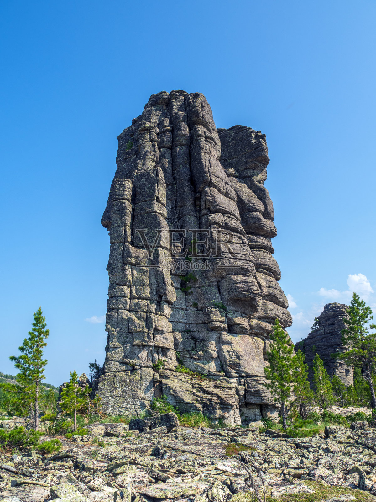 高的森林岩石适合高级徒步旅行和登山照片摄影图片