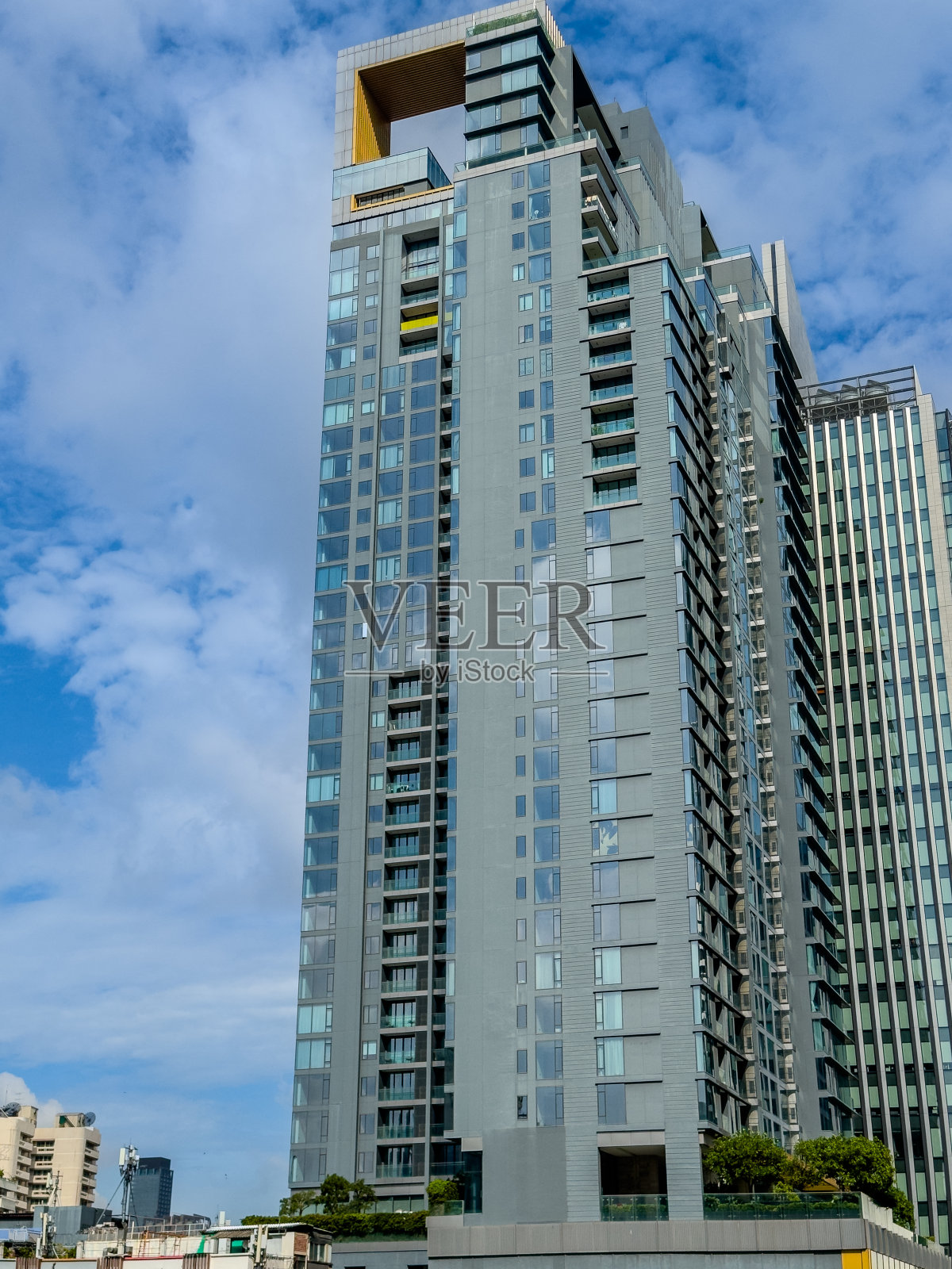 BKK BTS曼谷公共交通系统空中列车，这是一个在繁忙的街道上的高架电车哦，BKK泰国照片摄影图片