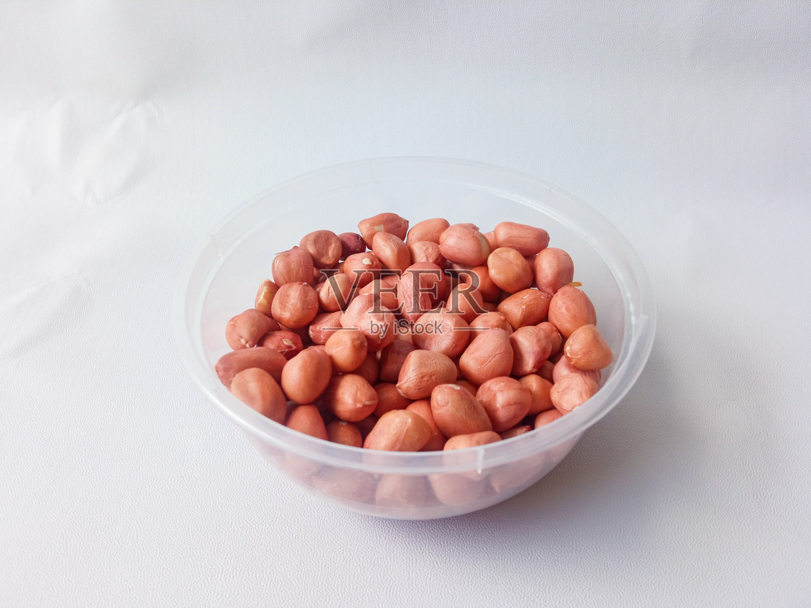 杯中无皮的花生孤立在白色上照片摄影图片