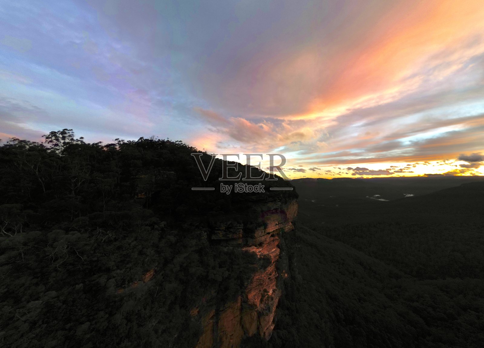 山脉上的落日照片摄影图片