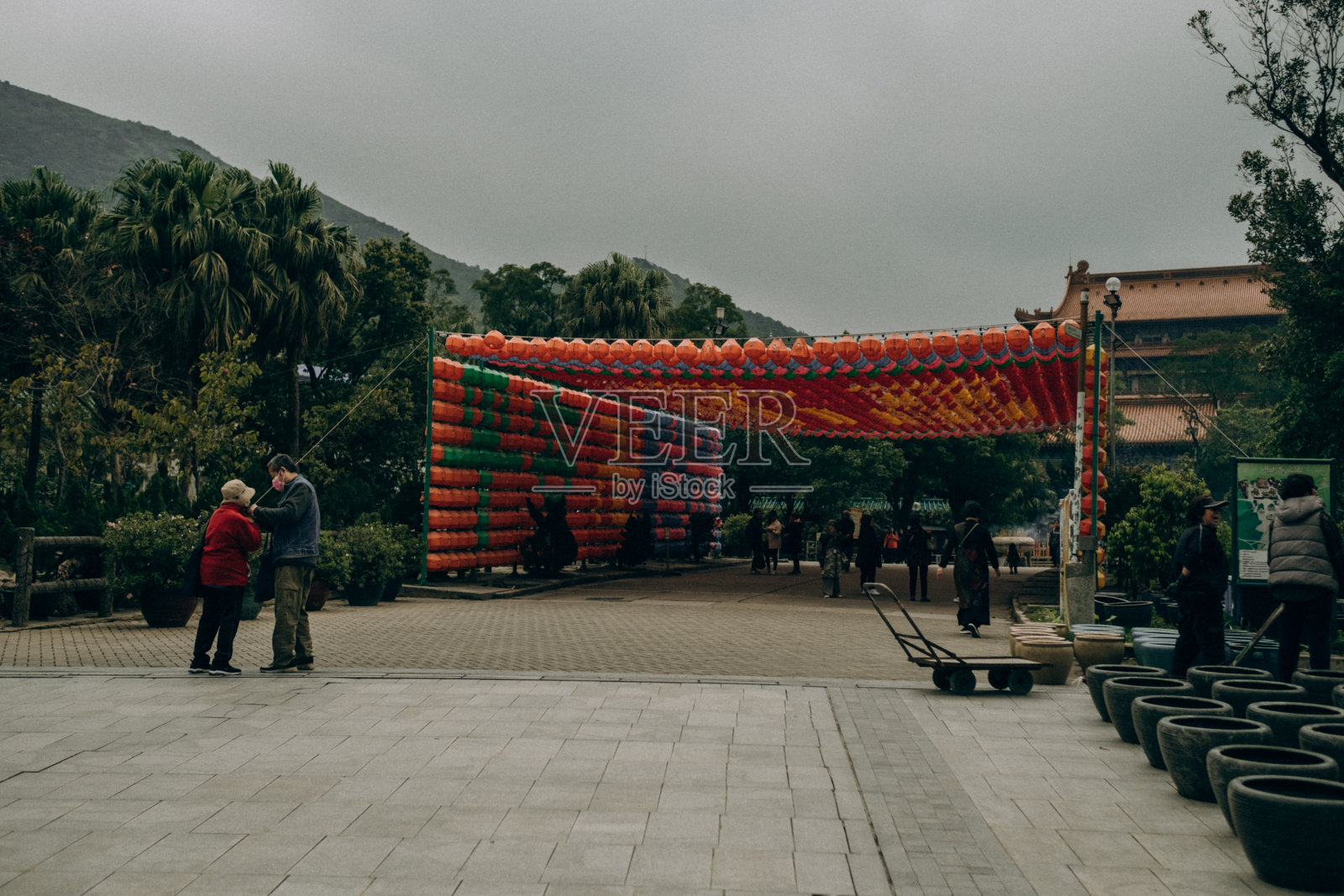 昂坪村街照片摄影图片