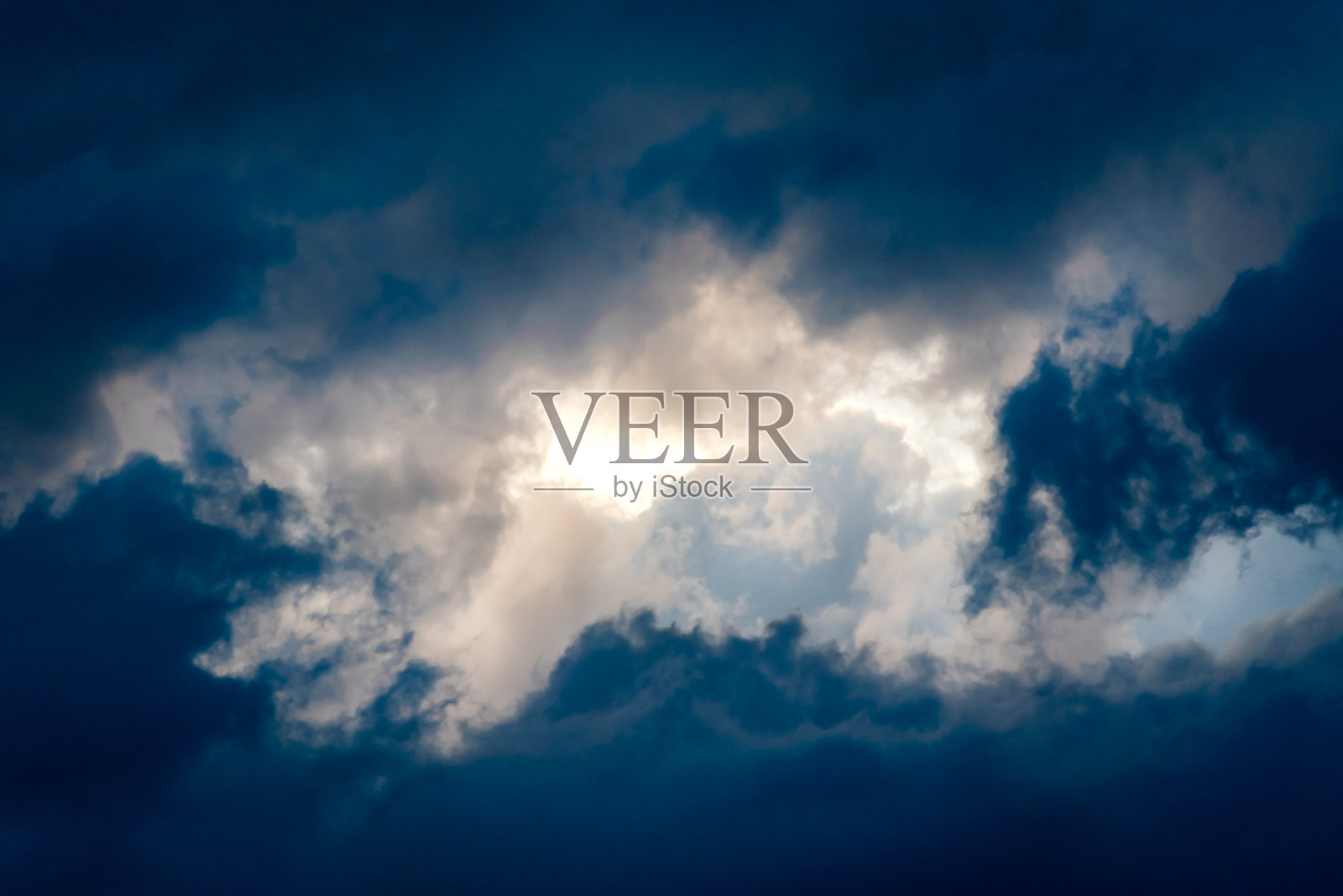 黑暗和戏剧性的风暴云照片摄影图片