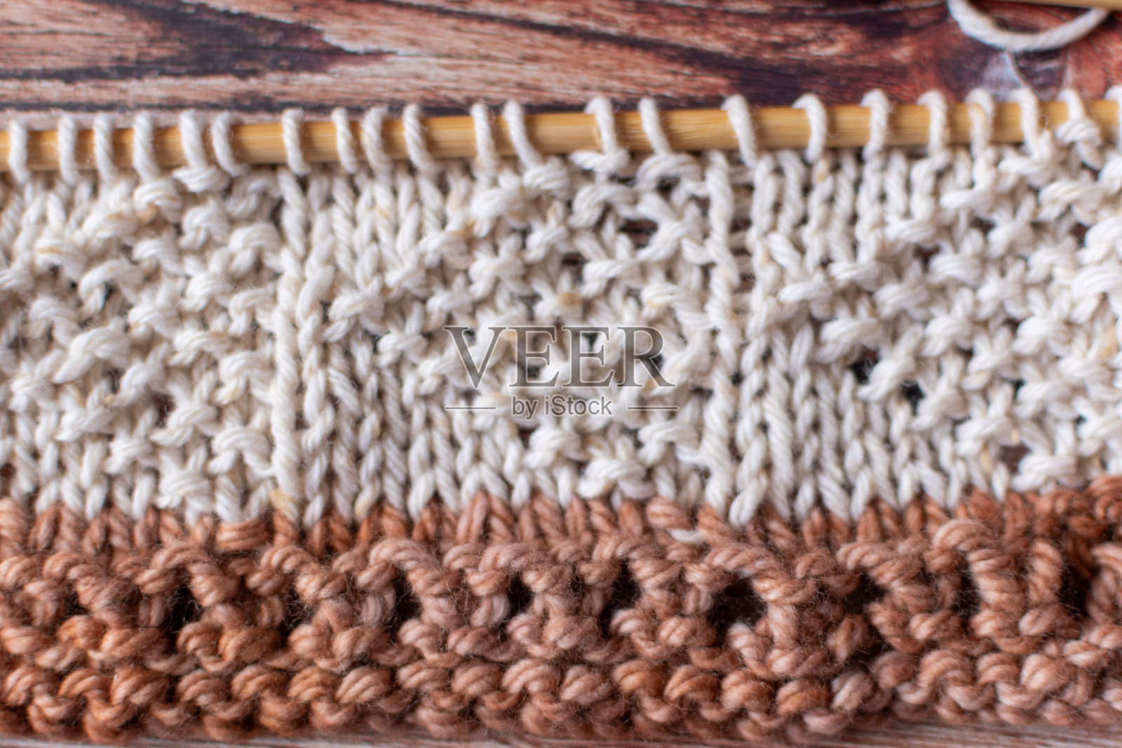 用棕色中性纱线用木针手工编织照片摄影图片