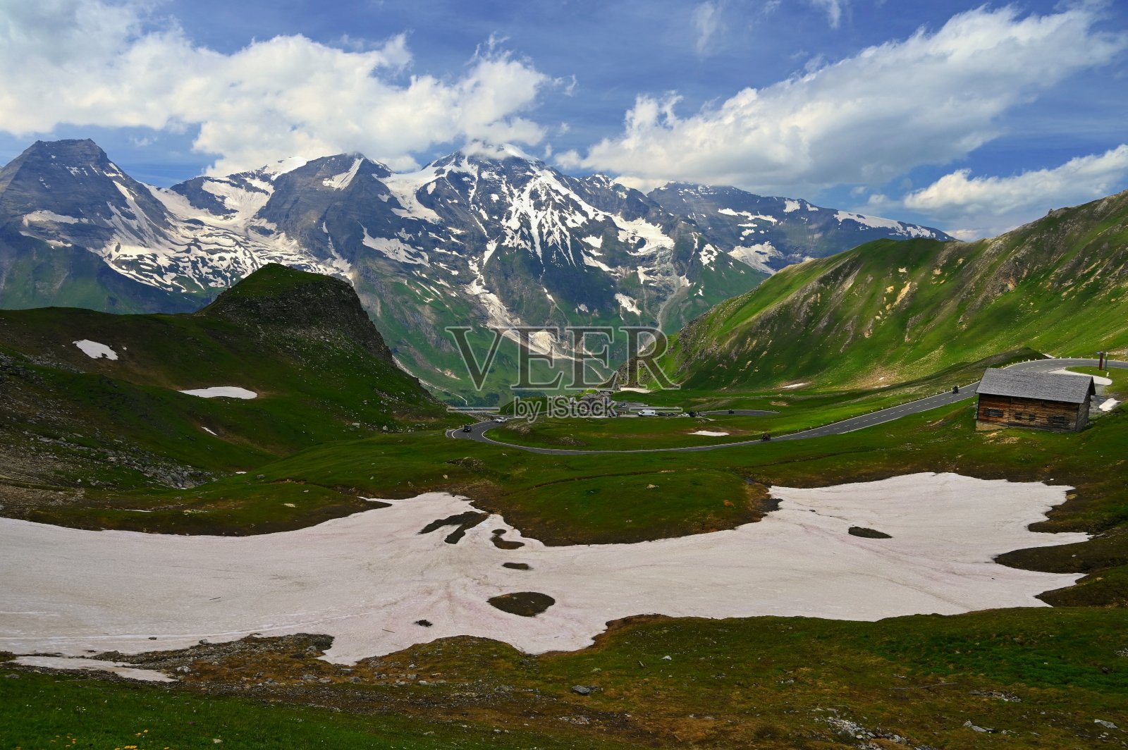 奥地利的大格洛克纳高山公路。四周群山环绕，绿林环绕。阿尔卑斯山的自然景观。是运动、娱乐和户外活动度假的好去处。Großglockner是奥地利最高的山，海拔3798米照片摄影图片
