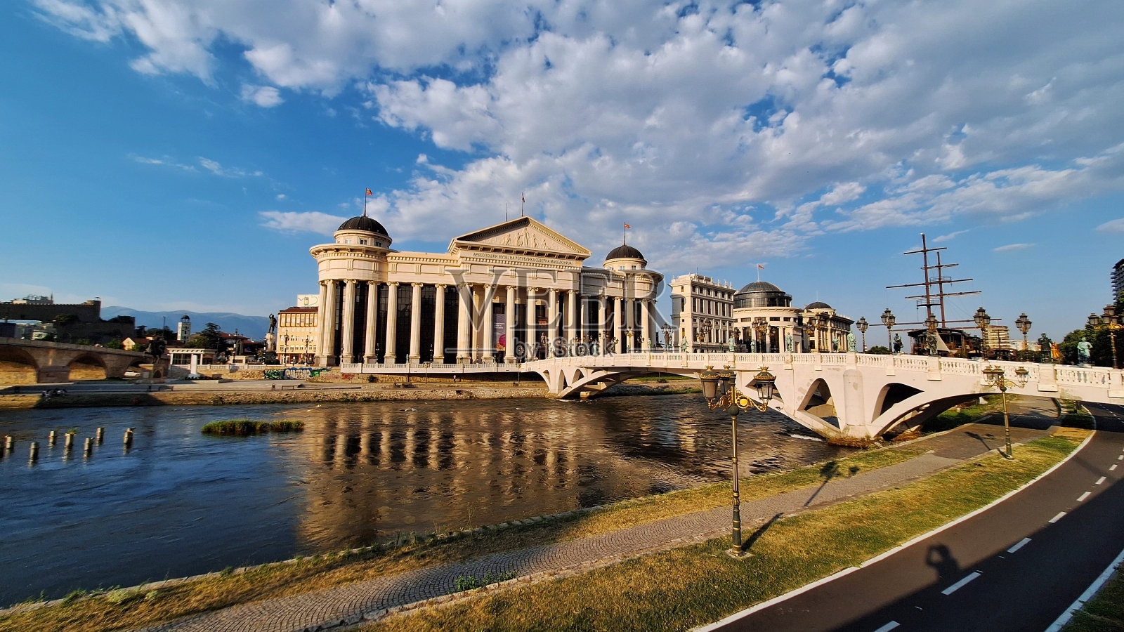 斯科普里艺术桥和北马其顿考古博物馆-广角-市中心/斯科普里-北马其顿照片摄影图片