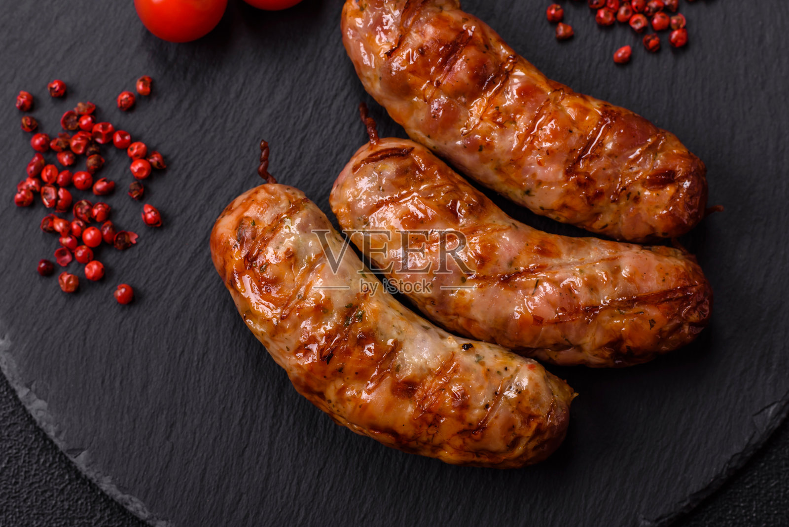 加盐、香料和香草的烤猪肉或鸡肉香肠照片摄影图片