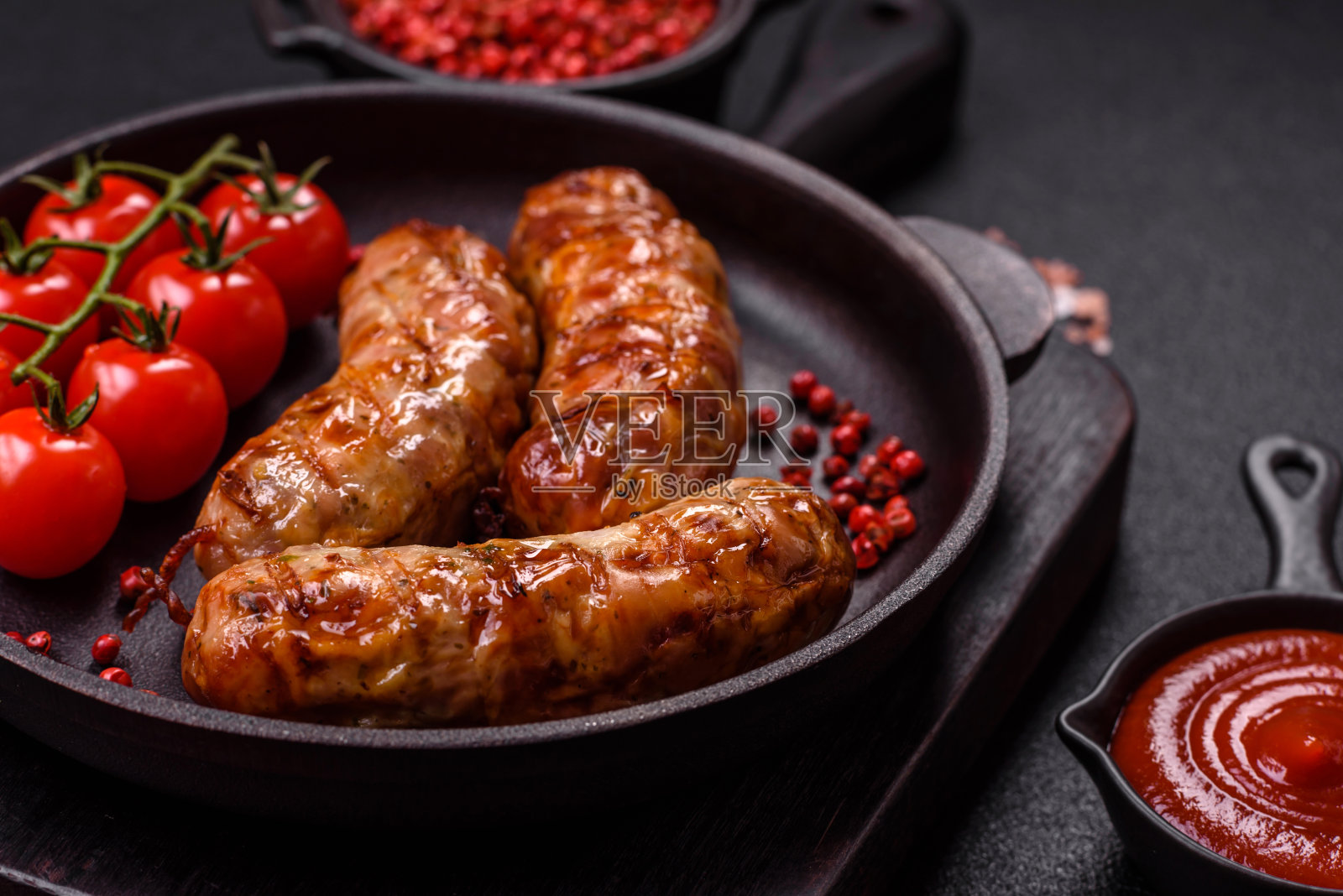 加盐、香料和香草的烤猪肉或鸡肉香肠照片摄影图片