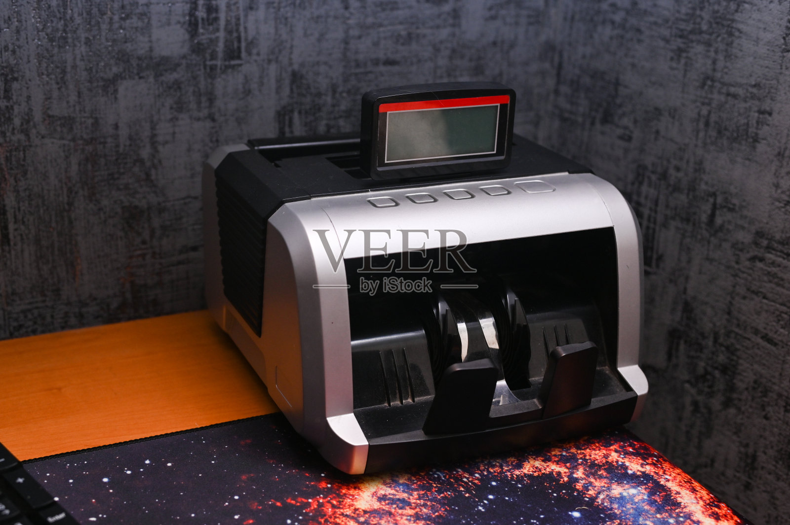 桌上的现代点钞机照片摄影图片