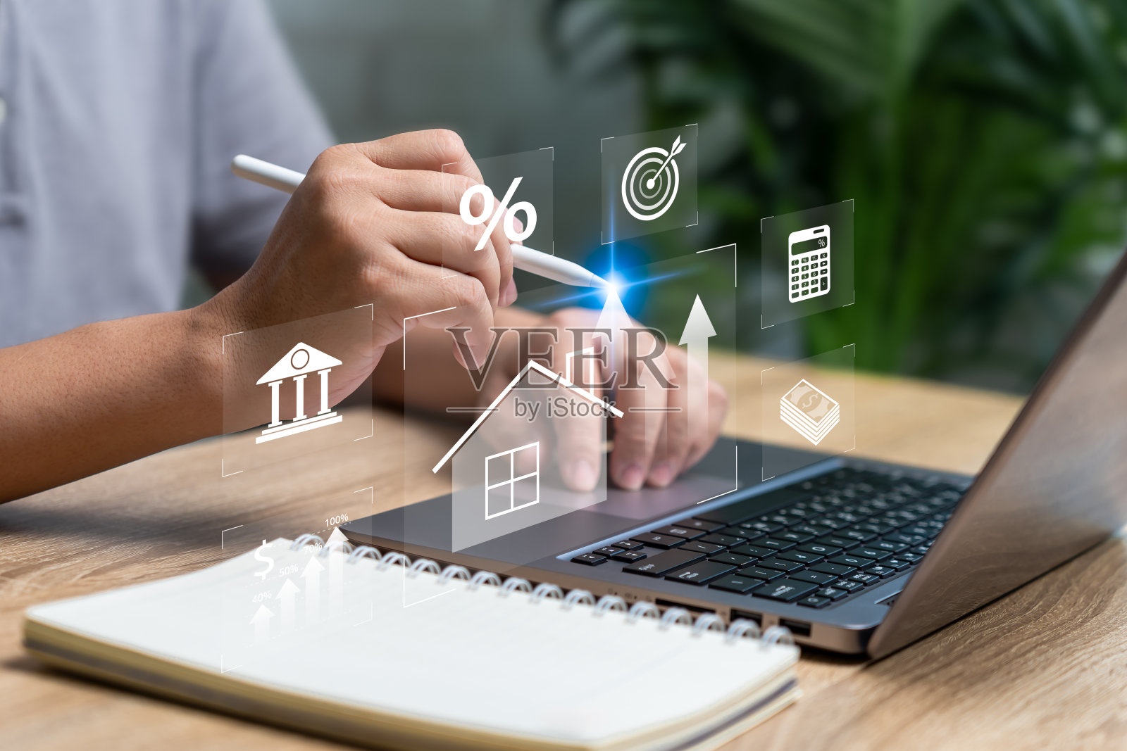 房地产投资理念，商人用笔记本电脑计算卖房利润，网上买卖房屋和房地产，保险和房地产保护照片摄影图片