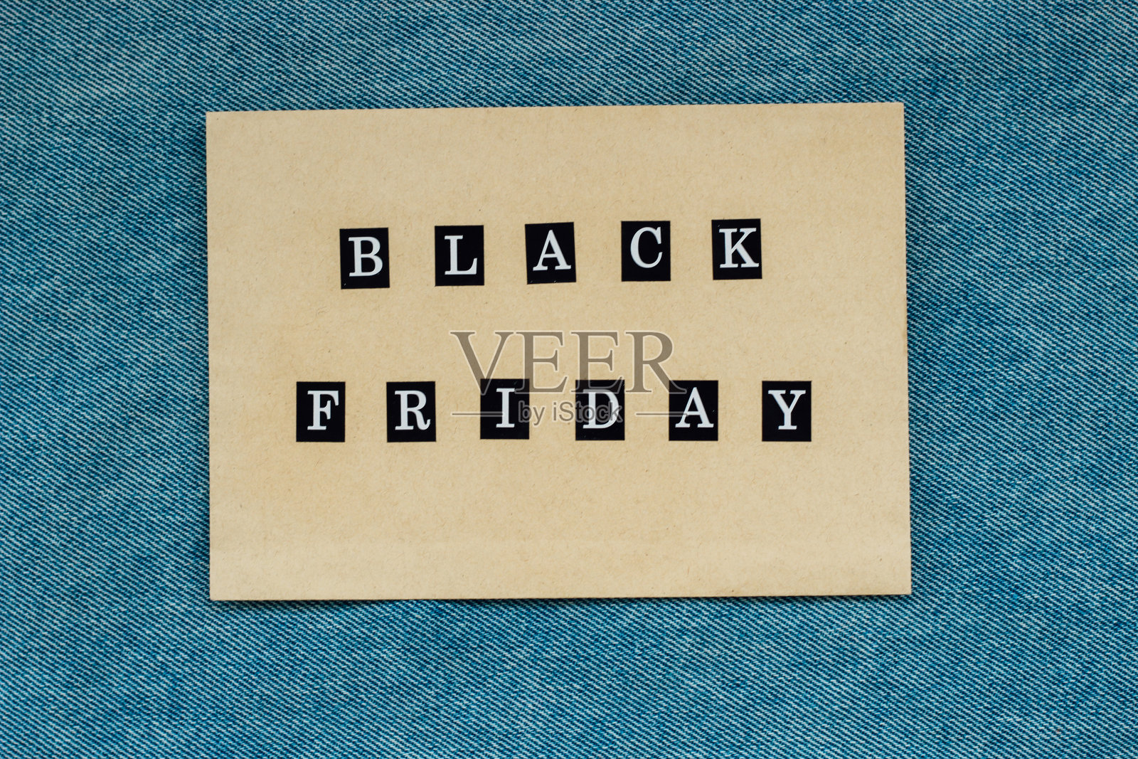 黑色星期五标签上的牛仔纹理照片摄影图片