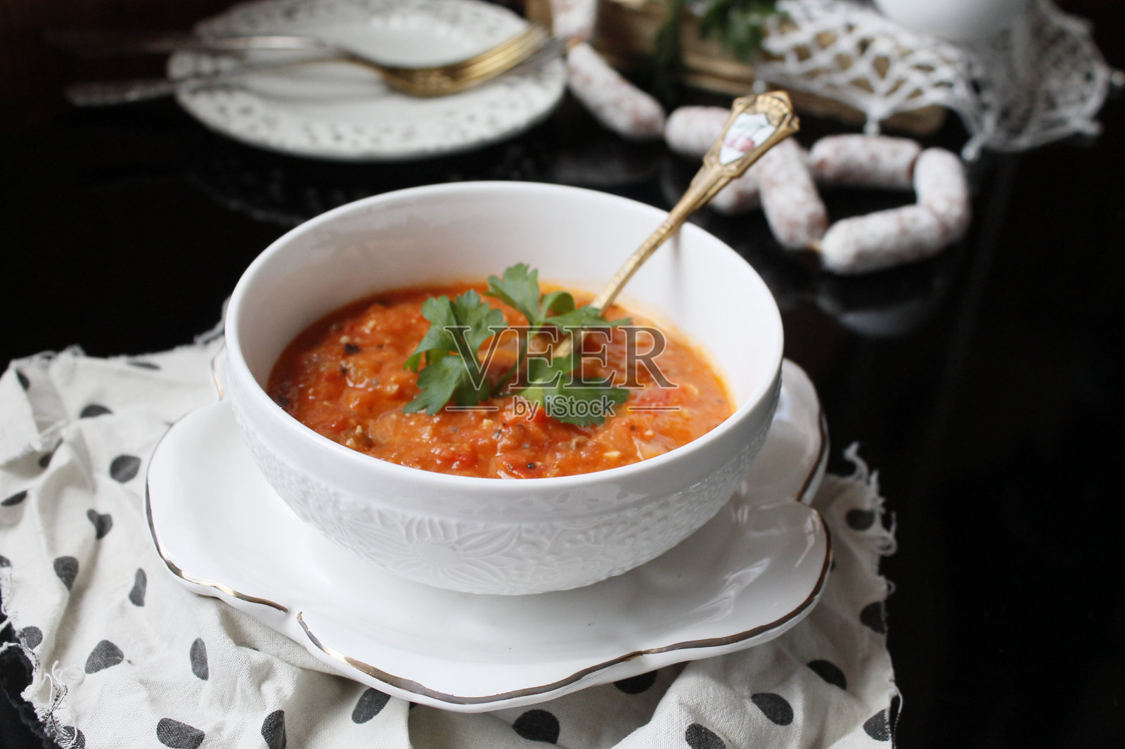 美味的西班牙凉菜汤，蔬菜辣汤。照片摄影图片