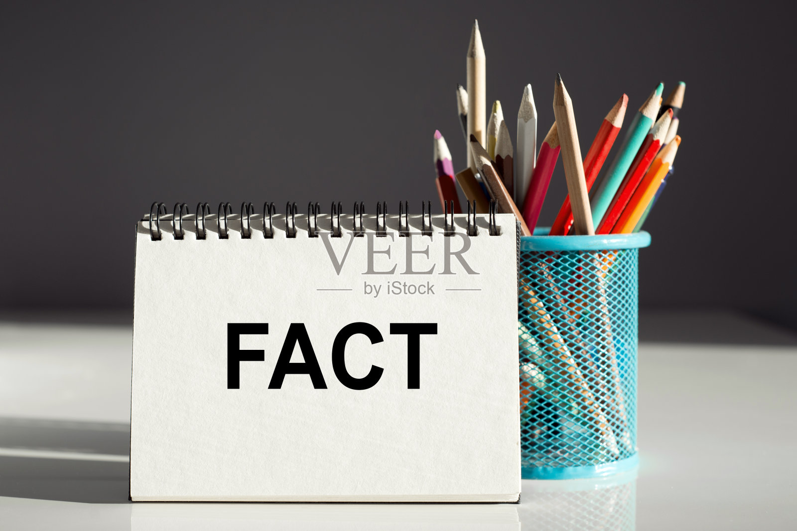 经营理念。桌上放着铅笔和一个笔记本，上面写着事实。业务照片摄影图片