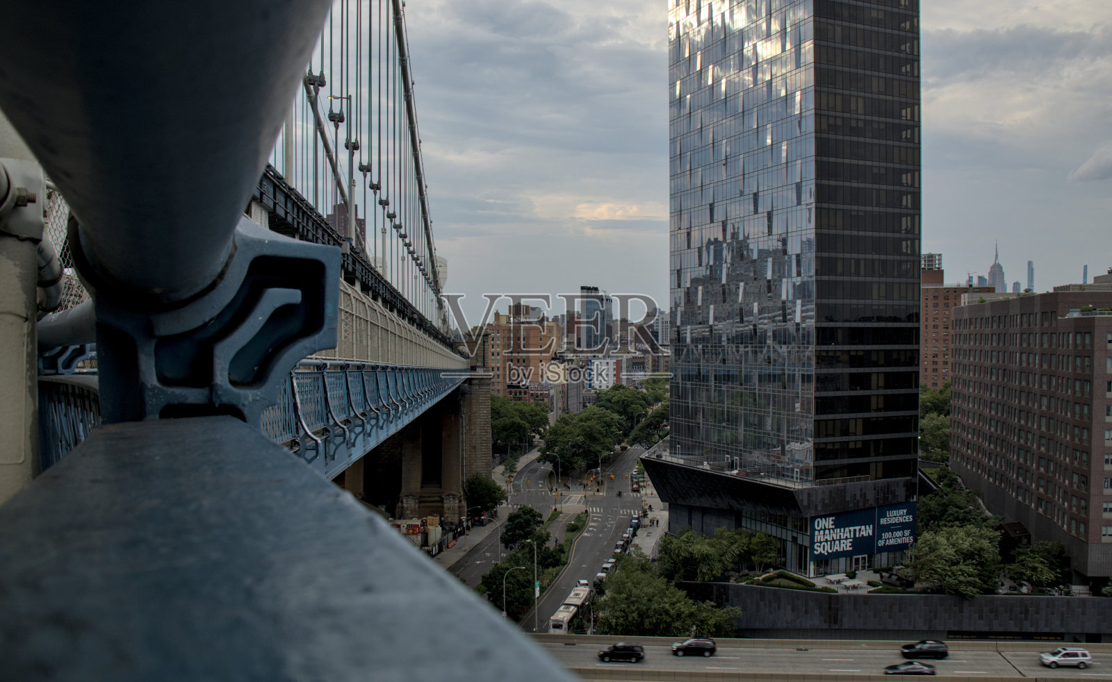 从曼哈顿桥上的步行街和自行车道上看曼哈顿广场大楼。照片摄影图片