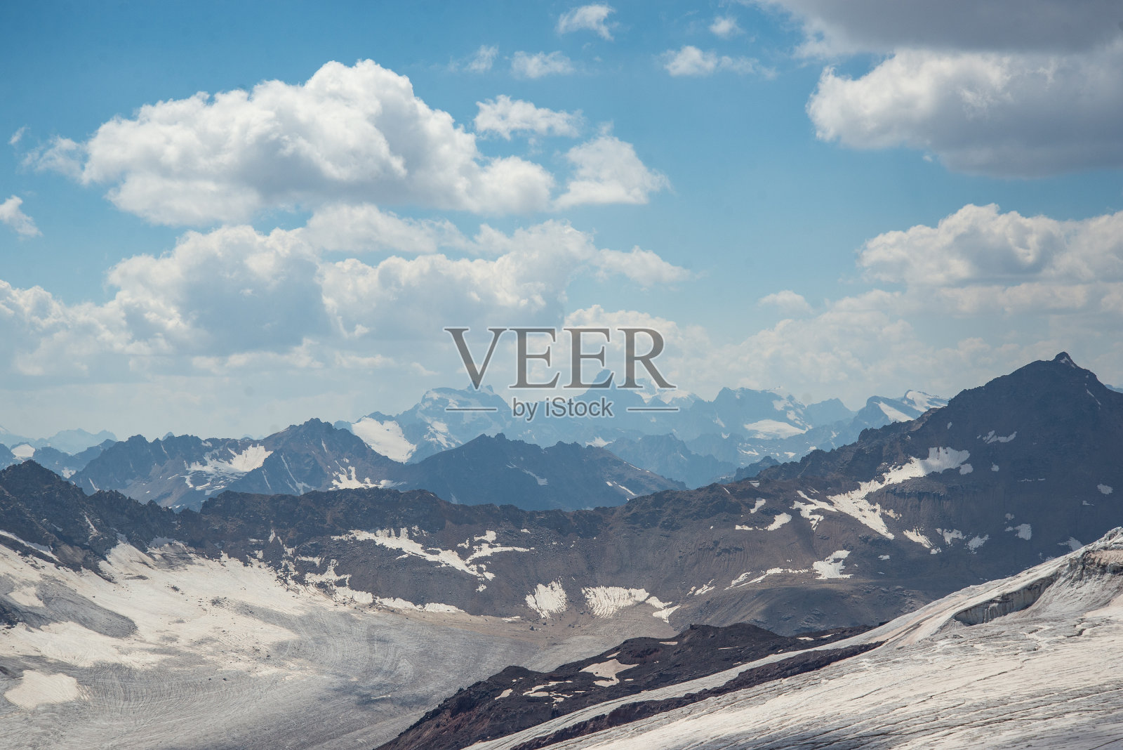 山景映衬着蓝天白云照片摄影图片