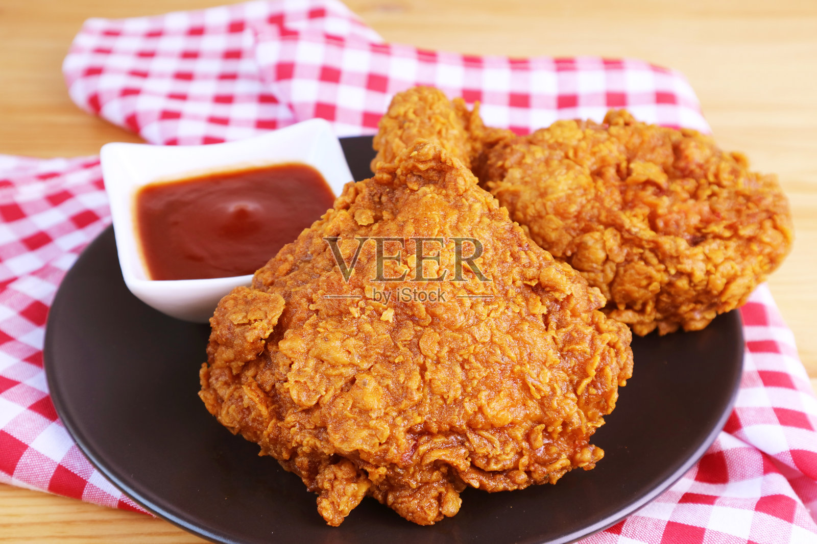 特写金黄脆脆的炸鸡蘸酱照片摄影图片