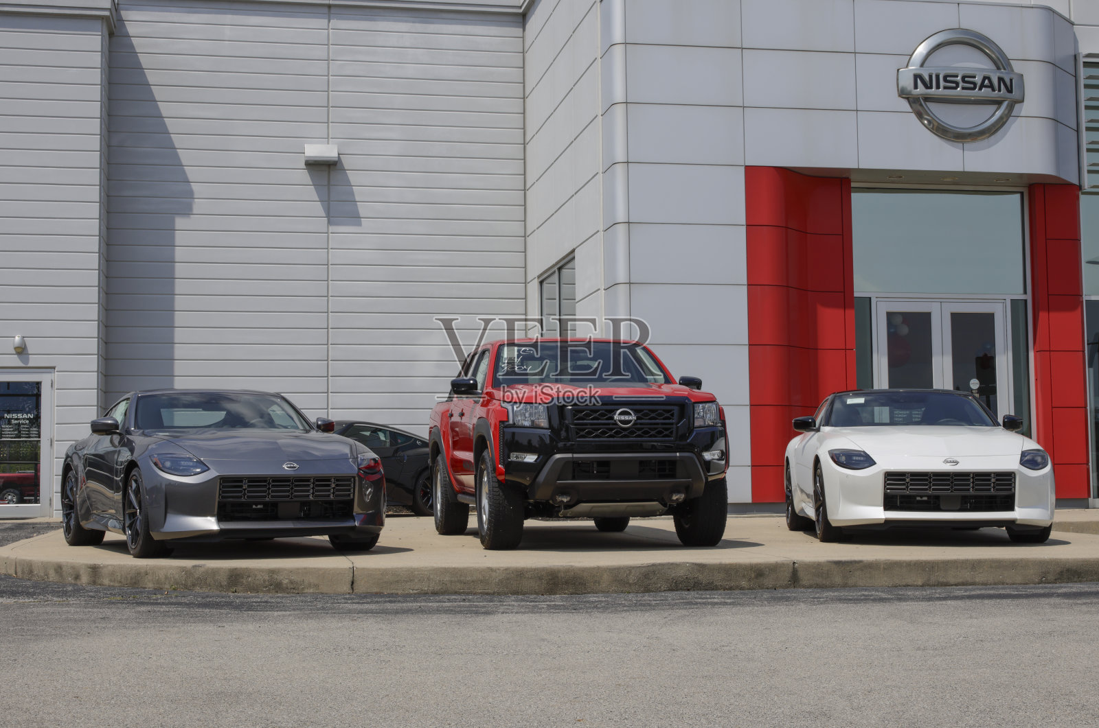 日产经销商Z跑车和边境皮卡展示。日产提供汽油、插电式混合动力和电动汽车。照片摄影图片