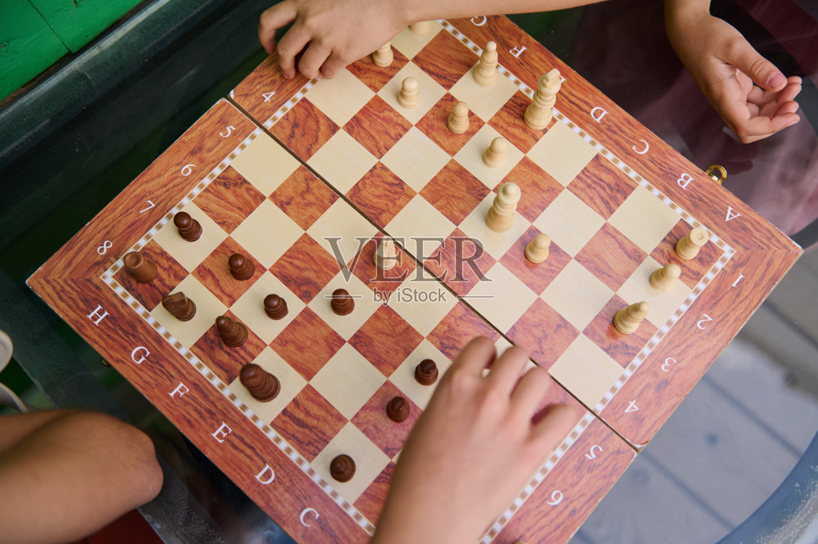 孩子们在户外的木制棋盘上下棋照片摄影图片