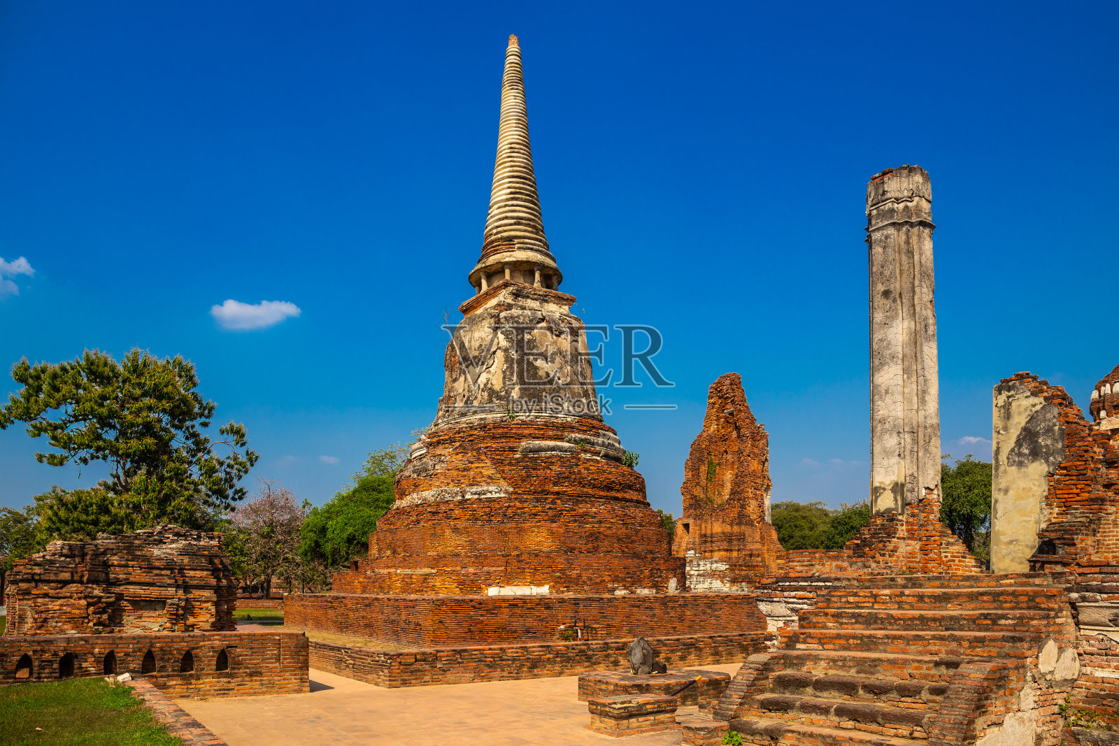 泰国大城府历史公园中，以蓝天为背景的摩诃泰寺宝塔。照片摄影图片