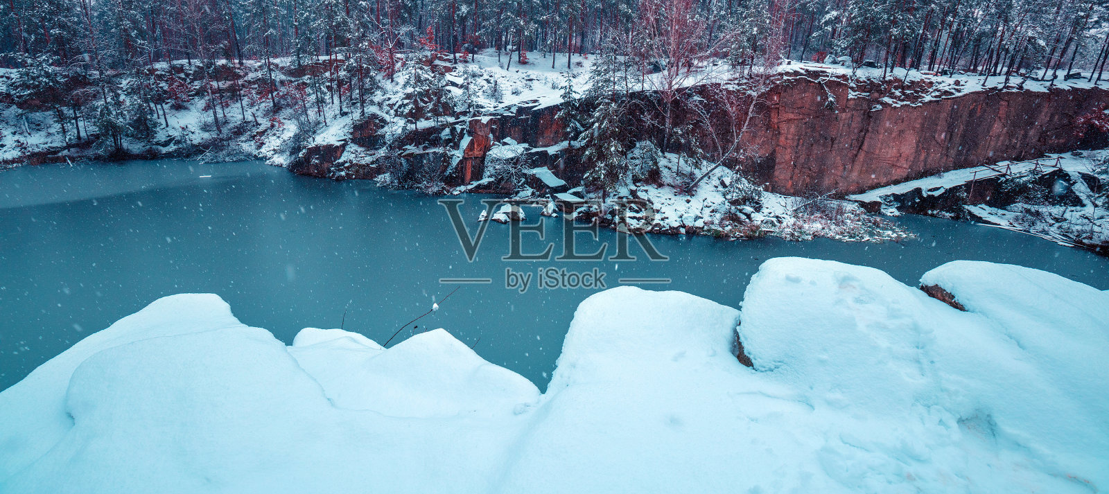 冬天湖岸被雪覆盖。在白雪皑皑的冬天欣赏美丽的湖泊。水平的旗帜照片摄影图片