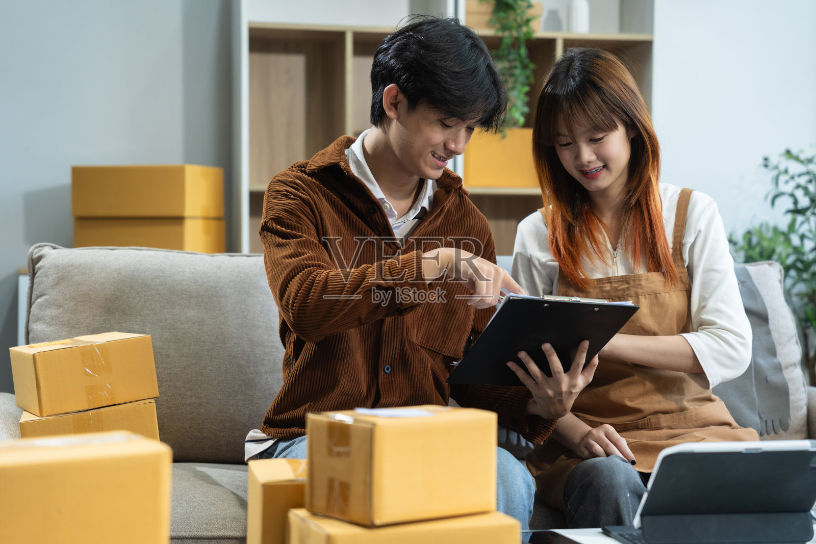 一对夫妇开始做小生意。小型企业企业家、中小企业或自由职业的亚洲夫妇在网上销售产品。照片摄影图片