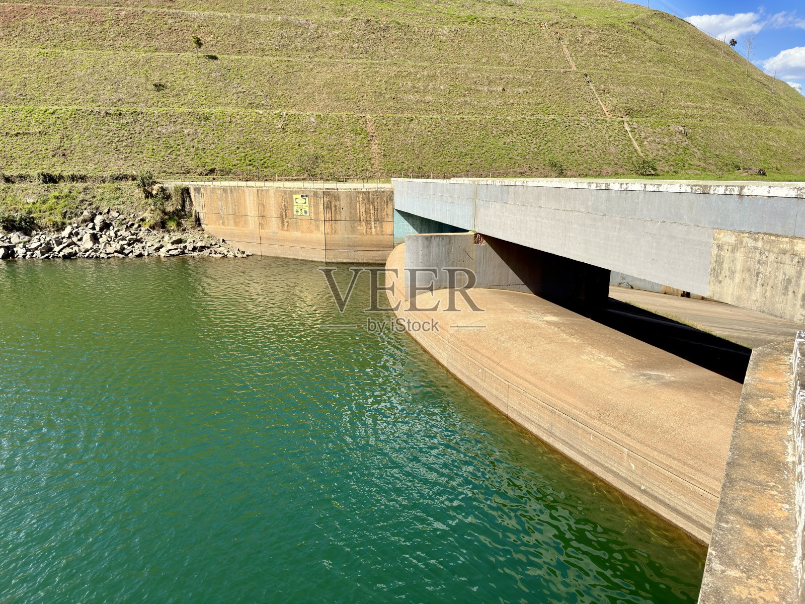 美丽的泻湖景观与天空背景与云。照片摄影图片