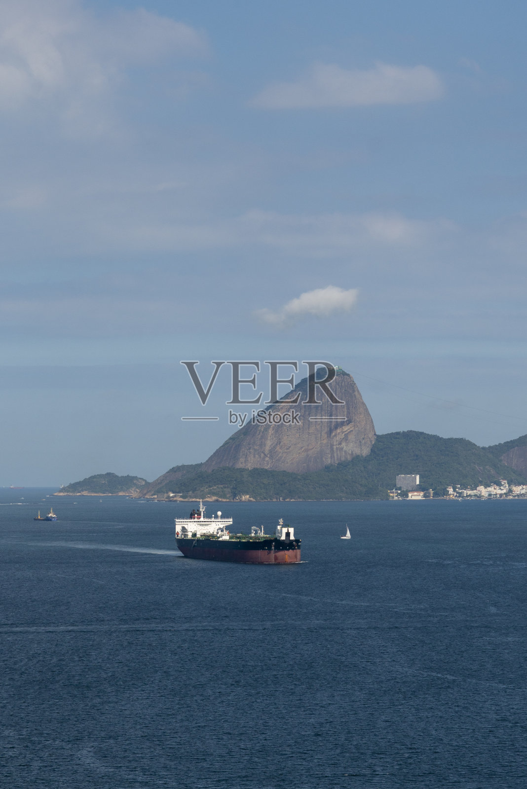 一艘货船停在巴西里约热内卢瓜纳巴拉湾的老糖面包山前照片摄影图片