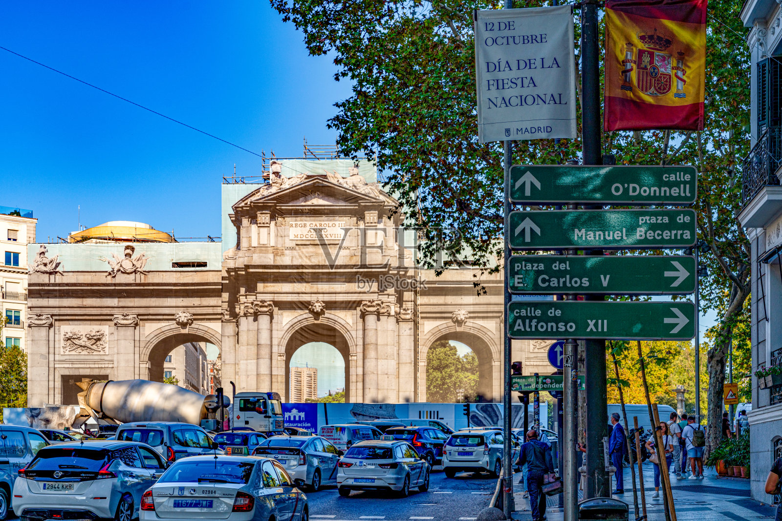 C. de alcal<e:1>黄昏时的街景。阿尔卡拉门——西班牙马德里照片摄影图片