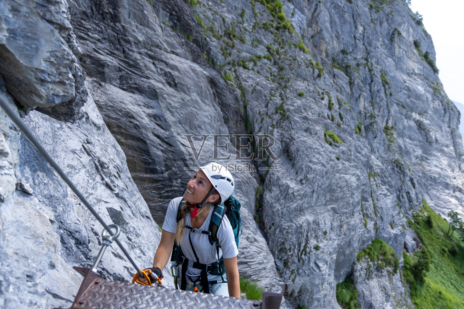 攀登陡峭的岩石山路的登山者照片摄影图片