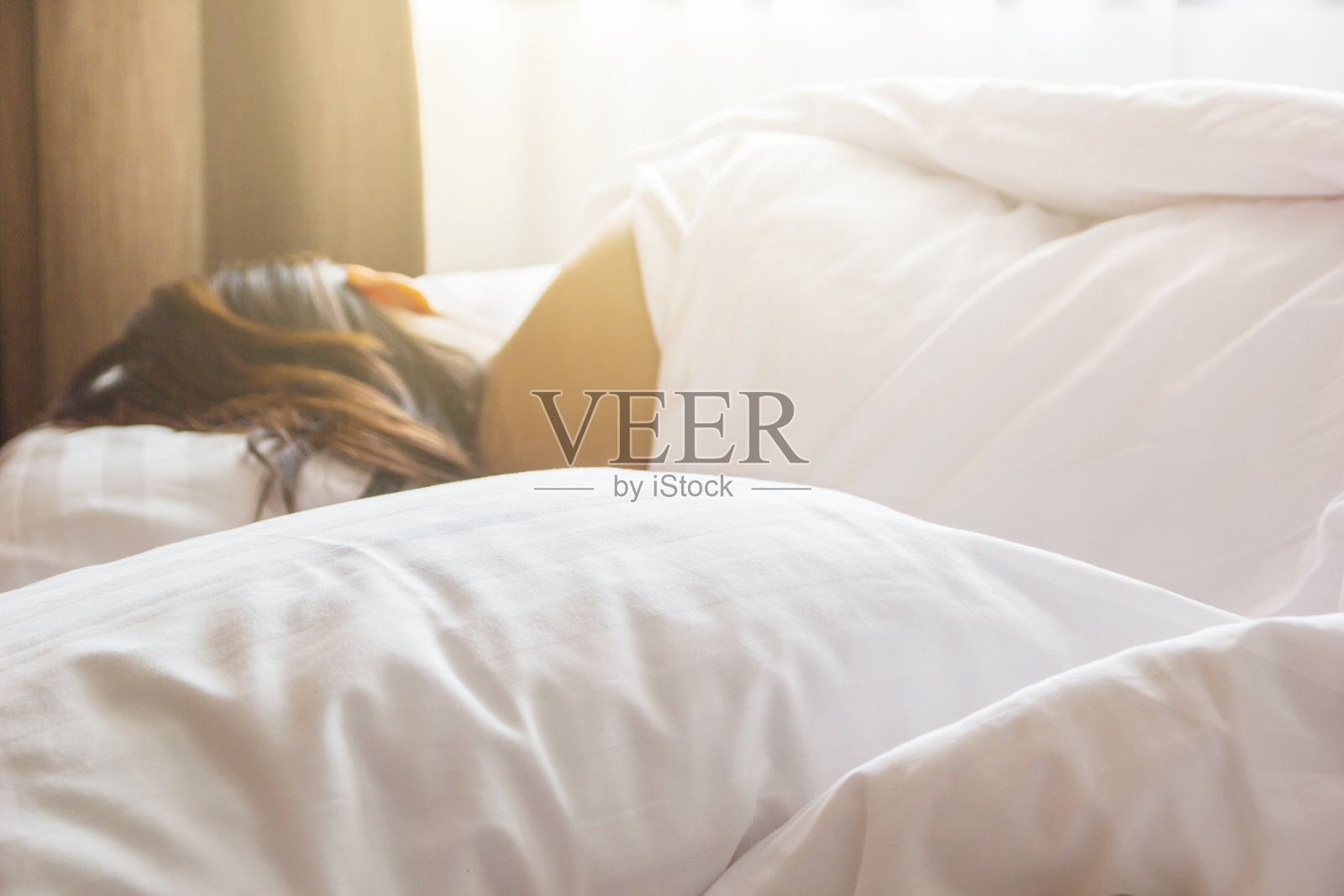 睡在床上的女人的后视图照片摄影图片