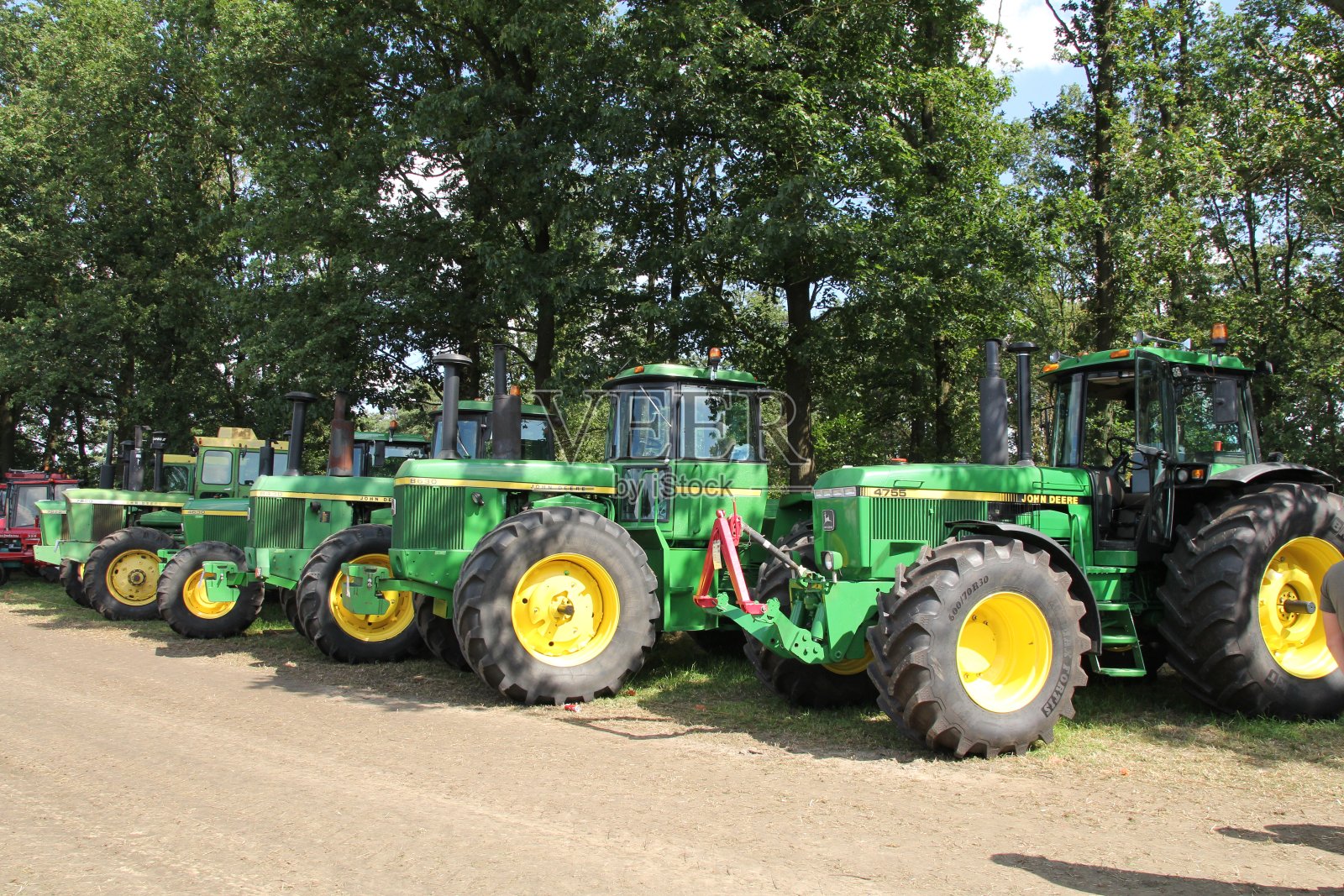 历史悠久的绿色和黄色拖拉机在一个历史性的农场活动照片摄影图片