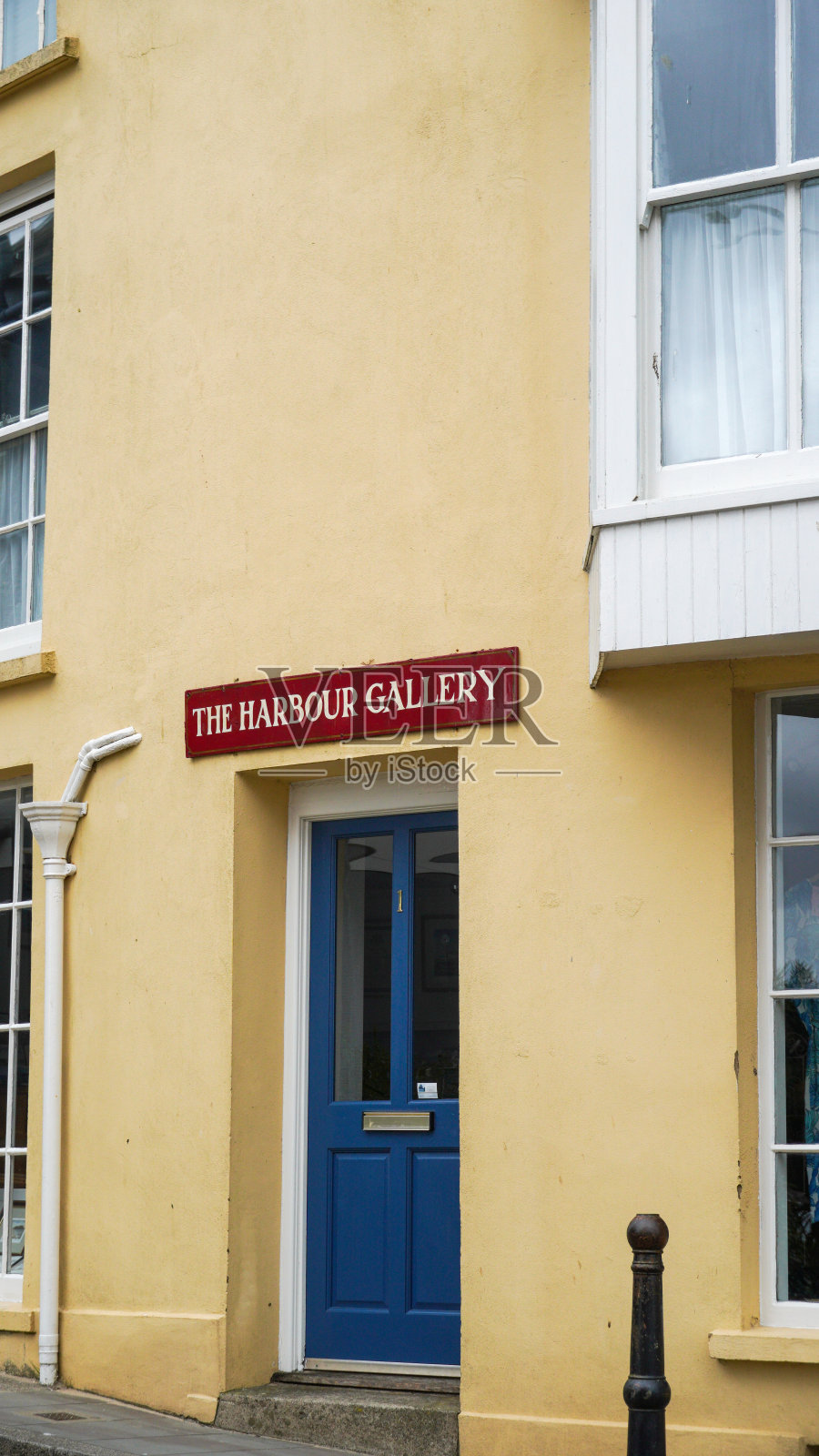 滕比镇中心的一所房子，上面写着“海港画廊”照片摄影图片