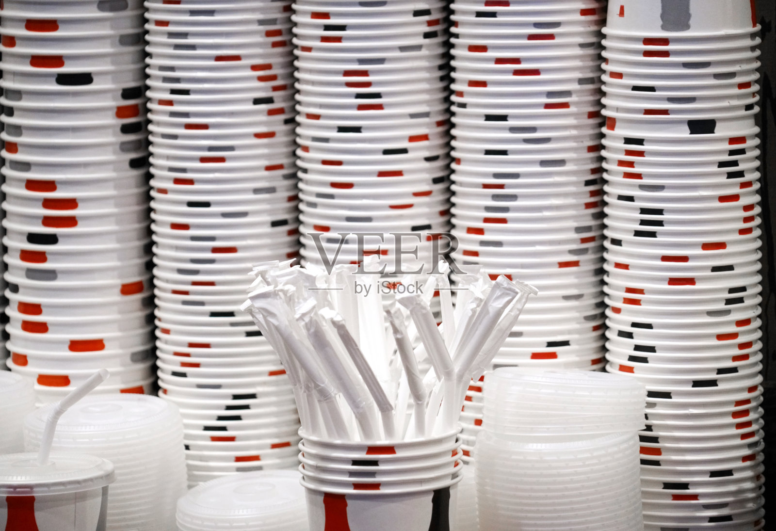 堆放纸杯和吸管以便饮用照片摄影图片