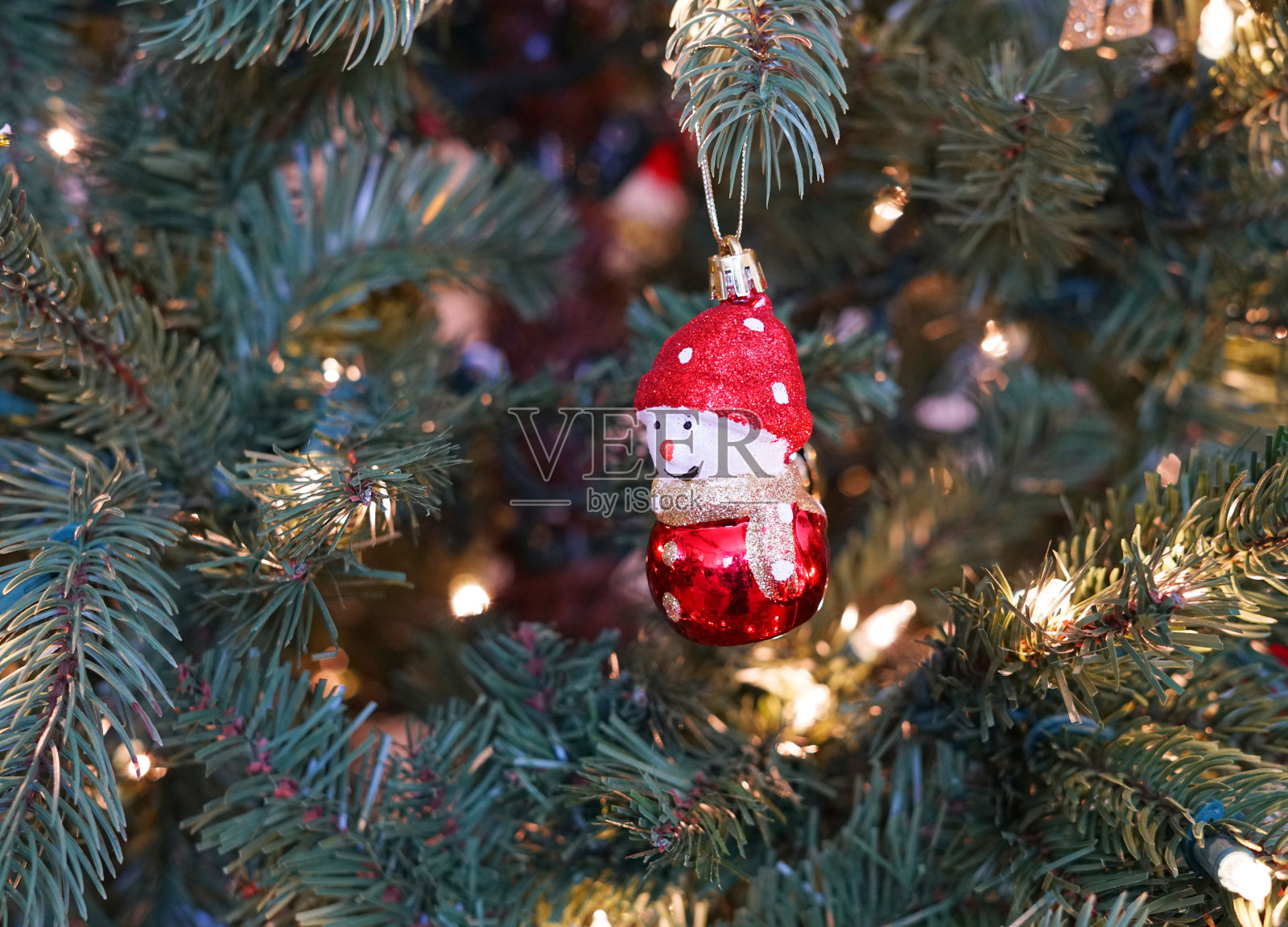 近距离观察装饰各异的圣诞树照片摄影图片