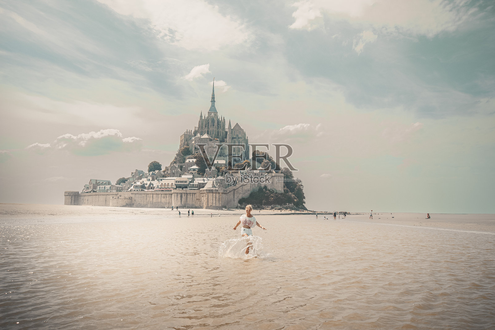 年轻女子在圣米歇尔山度假照片摄影图片