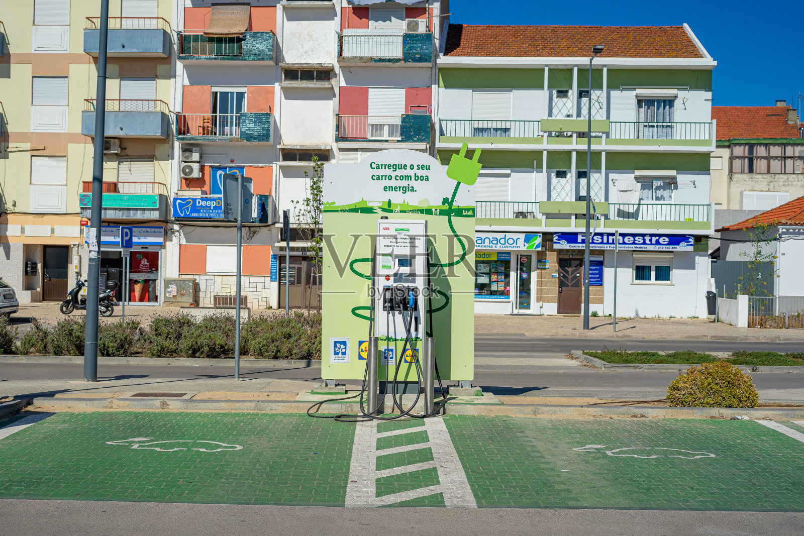 葡萄牙巴雷罗市Lidl超市停车场的电动汽车充电站。照片摄影图片